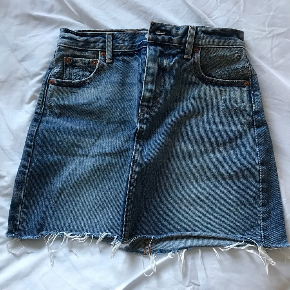 Levi’s denim skirt 🤩